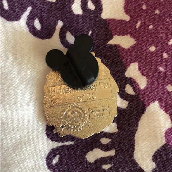 Silver Bigfoot Face Hidden Mickey Disney Pin - Picture 2 of 2